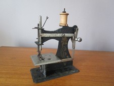 PETITE MACHINE A COUDRE ENFANT