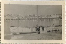 OLD PHOTO - VINTAGE SNAPSHOT - BOAT YACHT SAILBOAT BAILOUT CANES -BOAT