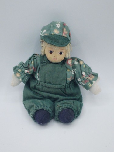 Petite poupée miniature