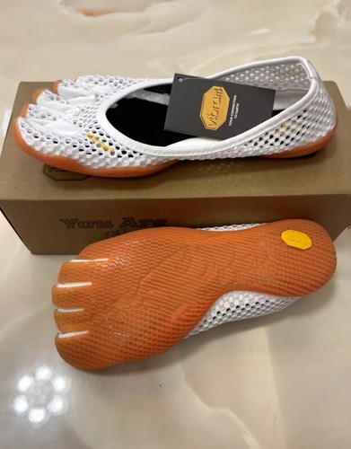 New vibram five fingers - new, yoga