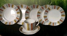 5 Assiettes & 1 Tasse à Café