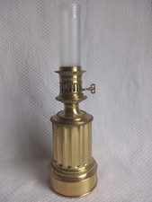 Lampe à pétrole signée