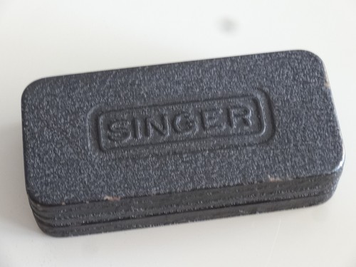 Boite singer pour accessoires - boite,