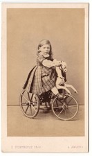 Fillette sur un tricycle en
