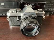 Reflex argentique PENTAX MX avec son 50 mm f1:1,4 et son moteur