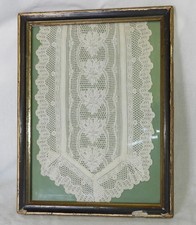 Dentelle ancienne encadrée