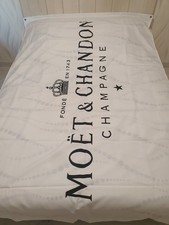137 - Rare bannière Moët & Chandon (Jamais servie). Couleur blanc.