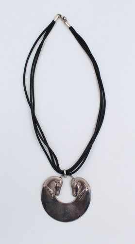 Pendentif collier têtes - têtes, de