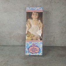 Ancienne poupée en porcelaine