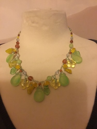 Joli collier breloques fleurs