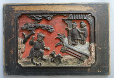 Ancienne plaque en bois laqué rouge à décor en bas relief Chine XIXème