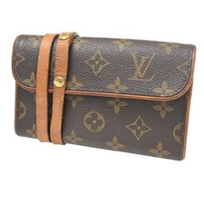 LOUIS VUITTON Pochette