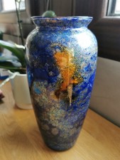 Vase balustre en verre laqué bleu brun et paillons dorés signé Laque Line XXème