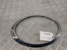 Enjoliveur de phare gauche