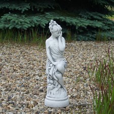 Printemps femme sur socle