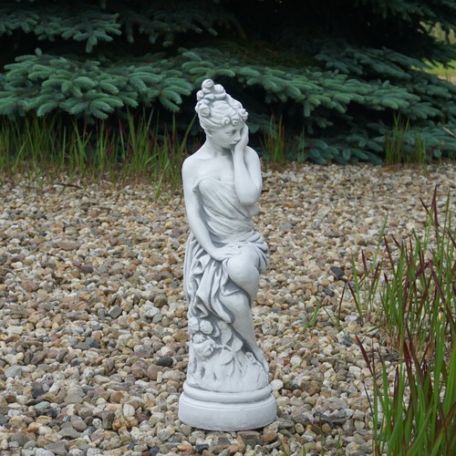 Printemps femme sur socle
