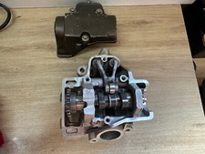 UN CULASSE ARRIERE ARBRE A