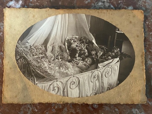 Old photo child deathbed - photo,