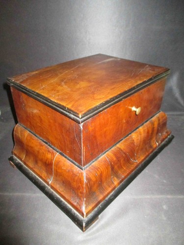 Ancien petit coffret galbé - galbé, à