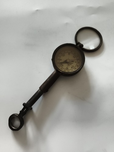 Boussole ancienne loupe et - à,