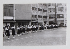 Filles cartable sur tête