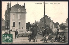 CPA Bourges, Passage à niveau de St-Privé et passants avec brouettes 