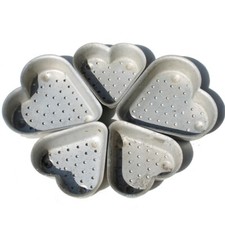 Ensemble de 5 anciens moules à faisselle cœur en aluminium