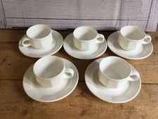 5 tasses et sous tasses