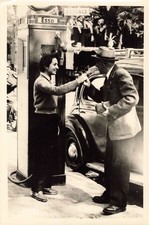 OLD PHOTOGRAPH 1954 MAN AT THE GAS STATION IN OIL OIL PUMP ESSO