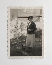 Femme élégante chapeau chien