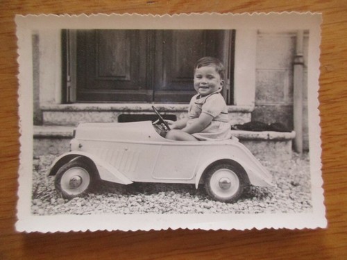 Photo enfant sur voiture - photo,