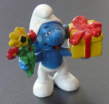 figurine schtroumpf avec