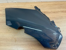 UN CACHE CARENAGE AVANT FLAN