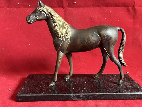 Cheval bronze sur socle - , en