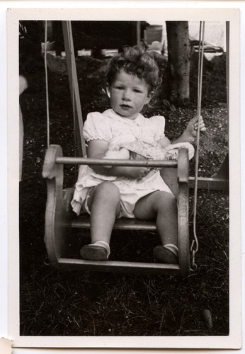 Enfant sur balançoire - ,