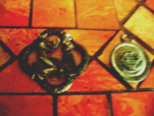 fibule grecque et médaille