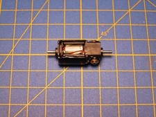 Moteur double axe Ø 1,5 mm silencieux petit gabarit  échelle N et HOe  JOUEF...