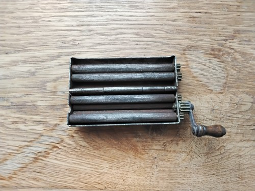 Ancienne machine rouler - à, les