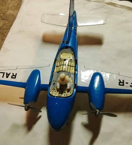 Avion joustra années - années, sans