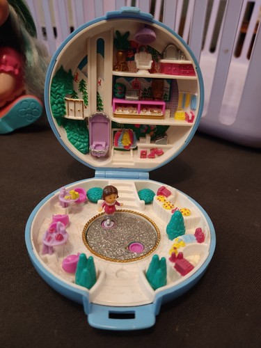 Polly pocket skating party - skating,