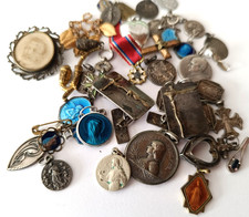 Lot médailles religieuses bijoux croix anciens devotional medals pendant vintage