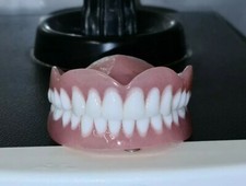 Prothèses complètes supérieures et inférieures, fausses dents.