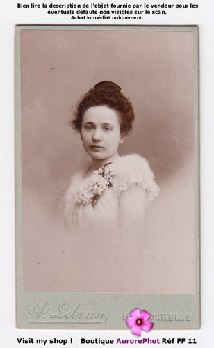 Jeune femme col - au, dentelle