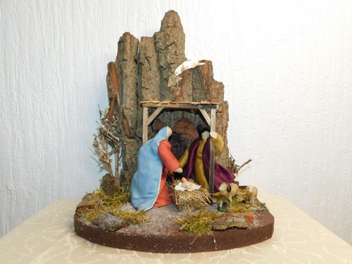 Crèche avec sainte - crèche,