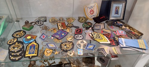 Environ 100 insignes - 100,