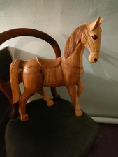Cheval en bois sculpté