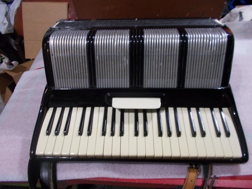 Scandalli accordion 5 - /,