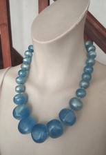 véritable collier années 60 / 70 vintage grosses perles bleues nacrées irisées