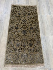 Petit tapis 2'4" x 4'7" noué