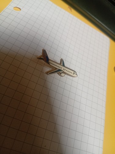 Pin avion airbus a320 - pin's,